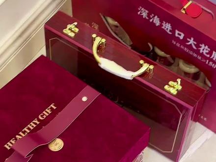 第一次上门见家长的✅满分送礼清单!!建议收藏! 没订婚没结婚,第一次上门见家长送礼
怎么样才能送到心坎上?
核心: 先摸清对方喜好,其次显贵有心意,但不用过分贵重不然收礼有负担。
这份清单给大家参考看看:
▫️复古红丝绒滋补八拼礼 300多
包装真的很贵气很贵气,里面有西洋参,石斛,鱼胶,羊肚菌,灵芝等,全部都是长辈心头好
▫️燕窝粥礼盒 168
轻奢蓝的烫金包装很耐看,简约大气,有档次
口味一般选厚椰乳/美龄粥/五红口味都不会出错
▫️人参六宝茶木质礼盒 158
高大上又沉稳的茶礼,送男性长辈准没错
▫️即食牛奶花胶甜品/车厘子/特色糕点礼盒
近些年来滋补小零食小甜品很受欢迎,给叔叔姨姨尝一尝也好。包装选大气显贵一点的就好
#礼物推荐 #送长辈的走心礼物 #见家长 #见家长送什么礼物 #春节送礼