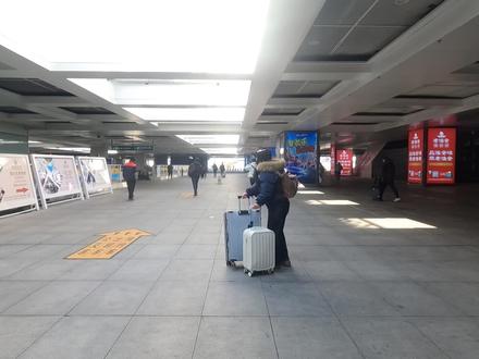 这条公交线路不仅能上高架,还能感受这座城市的两种生活节奏? 淮安高铁东站由于选址远离城区,游客到站后如何快捷去往市区便成一大难题,打网约车似乎价格有点“小贵”,而乘坐常规公交又耗时太久,本期视频我们将展示一种新型高架快速公交方案,体验一种不仅花小钱,还能跑得快的淮安快速公交系统#淮安 #第一视角 #高架 #城市记忆 #公交车