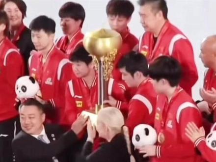 #王楚钦孙颖莎 #国乒夺混团世界杯冠军
莎莎满脸抗拒拿奖杯🏆,李爷爷直接拿走莎莎的熊猫🐼,大头心疼的侧眼看👀莎莎。#王楚钦