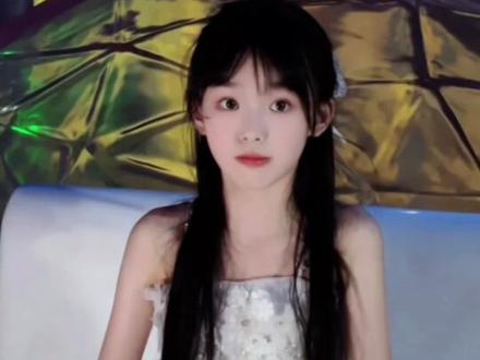 没人发现吗?原来刘格格爸妈早给她换赛道..
👉才发现原来刘格格和陈浩民的子女同校。就是康礼·克雷格学校。...一年学费十五万,其实这个价格对于国际学校来说是正常的🙉随着国内教育环境越来越内卷,看来以后格格走的也是留学这个赛道啊🫢为什么有钱人和明星都喜欢送自己孩子去国际学校呢?🎉其实简单来说很普遍的一点就是:国际学校是中国学生入读海外名校比较好的途径,专业选择上没有限制,在学术的基础上也更加注重学生个性的发展和实践能力培养💁♂虽然各大城市都有国际学校,但要论集中度和国际化程度,香港无疑是佼佼者。👉香港的教育优势真的是没话说的香港不管是永居还是非永居,都可享受同等的教育权利。且香港实行的是15年免费义务教育,可以避免内地中考分流。它的国际化教育、两文三语、灵活的小班教学等,是吸引内地家长送孩子来香港读书的重要原因。拥有香港身份的学生可免费就读香港公立中小学,享受国际化教育。🌈其实有💰人家庭和普通家庭在孩子的教育上蕞大差距不是金💰也不是资源,是家长的认知和给孩子成长创造的空间 ☝有信息差的家长:只知道“GK”这一条路,为了让孩子上好一点的学校,咬紧牙关花钱争抢学曲;为了名额挤破头,但忙到最后,孩子家长都累,成绩也不一定理想。👀所以很多家长已经清醒过来了,给孩子切换赛道,做好教育规划! ✅路径① ▽华侨生联考: 在孩子9-10岁时,给自己办理一个香港身份,全家受益。依然可以在内地读小学和初中,到了高中阶段,可以参加华侨生联考。该考试仅有约一万名学生参加,400分就能进985、211等高校。算降维打击的一条路。(而且这条路普通家庭也能走,花费并不算高) ✅路径② ▽香港DSE考试: 大力培养孩子英语能力,参加香港DSE考试。相比国内其他科目,这个考试要简单得多,香港的义务教育为期15年(部分幼儿园免费),而报考香港各大学的人数仅有4万人,有40%的学生考上港八大。 ✅路径③ 不用非盯着国内的985,211,现在有一些批准的中外合办大学,GK分数不高,出路也非常好。 ✅路径④ 根据孩子自身优势,多研究一些弯道超车的方案。比如,我同事就打算让孩子走专业花滑的路线,每周训练四五次,想在这方面术业有专攻! #子女教育 #刘格格 #家庭教育 #香港教育 #孩子教育