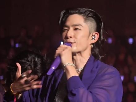 摇滚吴建豪感脱衣秀肌肉太帅了! #现场版live #演出现场 #前奏一响拾起多少人的回忆 #嗨翻全场 #F4上海演唱会