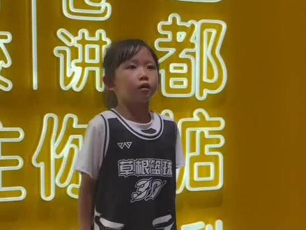 邓晞琳:六岁,东莞长安草根追梦U6篮球队唯一女生,出征NYBO全国总决赛,能盖、能传、能突、能投,出色的控球技术、行云流水的进球动作惊艳球场,帅气身影征服广大网友#篮球🏀 #萌娃 #用篮球表达心情 #比赛现场 #打篮球的女生