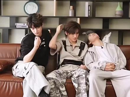 “严:点谁哪!点谁哪!”#宋亚轩#张真源#严浩翔