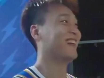 北京惨败上海后赛后赵睿微笑回应北京球迷怒喷 赵睿这个笑太鬼魅了
我睿哥能不能气坏北京球迷
#北京男篮 #赵睿 #北京球迷 #郭艾伦40版 #cba热门