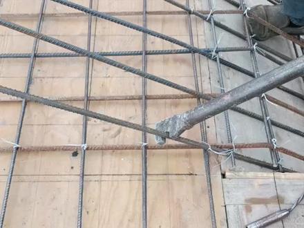 弯下楼梯钢筋。#弯钢筋高手 #施工现场实拍