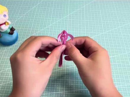 数学作业轴对称图形拉手小人,跟我这样来剪,漂亮又简单 #轴对称图形 #拉手小人 #数学 #剪纸