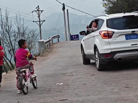 过完年了,小朋友也有自己专属的道别方式,即使不舍,都化作一句“有空再回来”#小朋友 #专属 #道别