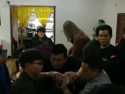 16岁力量就那么恐怖,直接碾压43岁粗壮大叔,#腕力赛 我@抖音小助手