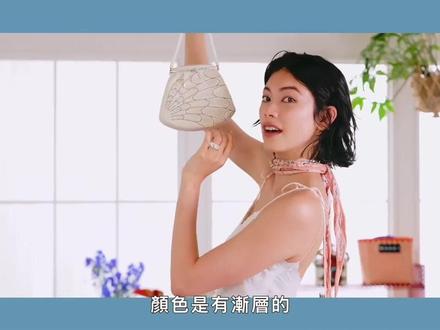 日美意混血模特森星的一周穿搭
·
身高175刚度过自己30岁生日的Hikari Mori,最早以《CanCam》专属模特的身份被时尚圈熟知,分明的五官轮廓与修长身材,让她在日本时尚圈颇具辨识度,后更连续两年登上Met Gala红毯。
·
一周的7组穿搭里,有波西米亚女孩的浪漫,有西装大佬的霸气,有摩登精致的妩媚,很容易翻车的湿发也驾驭的非常合理。从大方分享自己钟爱的Endress古着店,到把日本森系与欧美街头融合的高超功力,搭配里的每一个小细节都把控的精准和谐。
·
看过不禁感叹,这时尚功力,退役模特界去当造型师也完全没问题,审美太好啦!
#高级感 #高级感穿搭 #时髦精 #一周穿搭 #日式穿搭