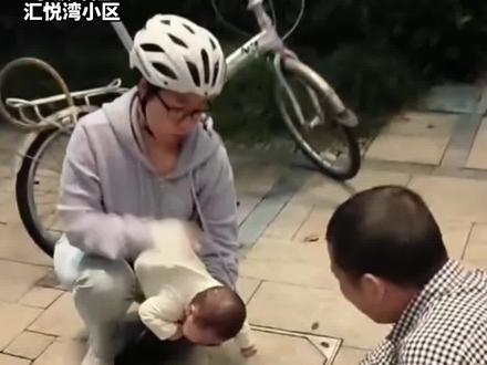婴儿因呛奶面色紫绀,没有呼吸, 宁波女医生用海姆立克法急救,“我是医生,快交给我!”
