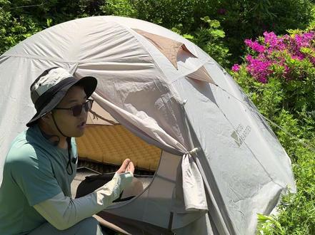 野外露营帐篷如何搭建:防潮垫上面搭帐篷,帐篷里面铺铝膜防潮垫,铝膜防潮垫上铺蛋巢防潮垫,然后再铺上充气垫,充气垫上就可以放睡袋了,这样睡起来就会舒服很多。#露营帐篷⛺ #新手露营 #户外 #野外生活 #野外露营