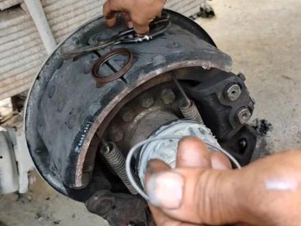 开车师傅们是不是遇到半轴油封漏油很头疼,教大家一招