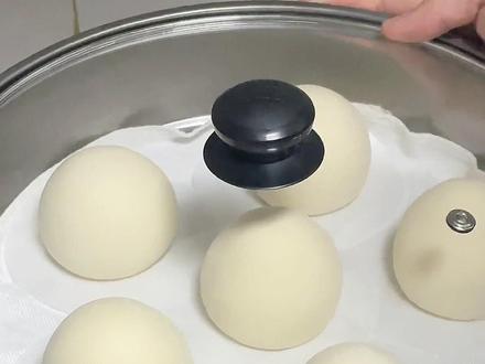 一次发酵的水光肌大馒头,蓬松柔软细腻洁白,太适合新手同学啦~
#馒头 #面食 #水光肌馒头 #蒸馍馍 #早餐吃什么