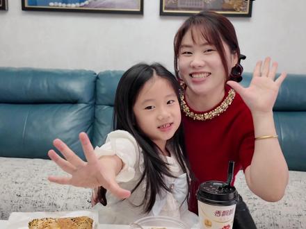 我吃你猜挑战😎 有双眼睛在后面偷偷盯着🤣我却一直被蒙在鼓里#我吃你猜挑战 #亲子游戏 #亲子互动 #创作灵感 #抖音生活分享计划