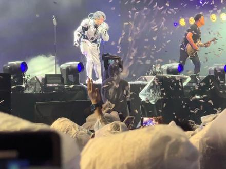 有雨,有陪你去流浪,有爱的人。(马上四巡了,把压箱底的库存给你们看看)#薛之谦