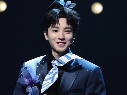 今天的掌声里也有来自好朋友的一份 #王俊凯 #王俊凯趁世界还年青 #趁世界还年青 #王俊凯话剧 #话剧谢幕