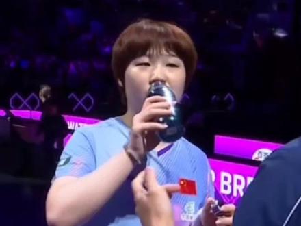 重庆冠军赛的揭幕战,蒯曼3:0横扫萨马拉,晋级女单16强,为国乒拿下开门红!三局比分11比5、11比5、11比6,全场仅耗时17分钟。面对经验丰富的世界杯亚军,蒯曼稳扎稳打、毫不怯场,以近台快攻和精准落点控制全程压制,接发球与相持环节滴水不漏,攻防衔接流畅、心态沉稳在线。年轻选手心态沉稳、技术在线,蒯曼好样的,为国乒开了好头,期待蒯曼后续越战越勇,继续在赛场上发光发热!#蒯曼