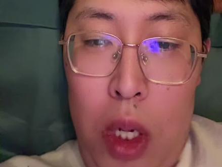 排片严重不均:《飞驰人生3》首日排片超37%,占据黄金场次与巨幕厅资源;而《镖人》排片仅约16%,场次多被挤压至非黄金时段和小厅。
IP积累与观众基础:韩寒+沈腾组合已形成强品牌效应,《飞驰人生》前两部累计票房超40亿,观众有稳定预期;而《镖人》作为漫改新IP,缺乏前作票房背书,影院排片时更趋保守。
宣发与资本投入:《飞驰人生3》宣发势能强劲,出品方对院线议价能力强;相比之下,《镖人》虽制作成本高(约7亿),但在预售阶段未能抢占先机,导致影院信心不足
沈腾主演电影累计票房近400亿,其“含腾量”成为观众购票的信任背书;而《镖人》主演吴京近期舆论争议(如公众形象下滑)影响路人缘,且影片未形成出圈话题。
两部影片评分接近,印证了《镖人》的艺术质量未输于《飞驰人生3》。但春节档本质是商业资源的博弈场:成熟IP的惯性优势、宣发资本的杠杆作用、影院短期逐利逻辑,共同导致同分不同命的结局。若《镖人》在非春节档上映,或有机会依靠口碑逆袭,但在合家欢主导的档期内,类型与资源天花板难以突破#我命由我不由天 #逆天改命 #不平等对待 #资源倾斜 #韩寒自称80后首富