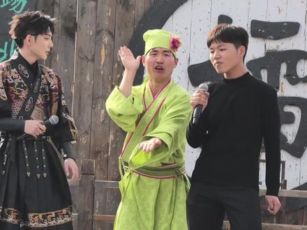 高迪喊麦PK一对七你看他行吗?蓝色牛仔上衣女孩赢了#我的追星日记 #偶遇明星 #高迪#喊麦