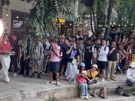 在清迈偶遇明星像呼吸空气一样简单,昆凌真人好漂亮,中餐厅摆摊 #中餐厅#黄晓明#昆凌#姜妍#王俊凯