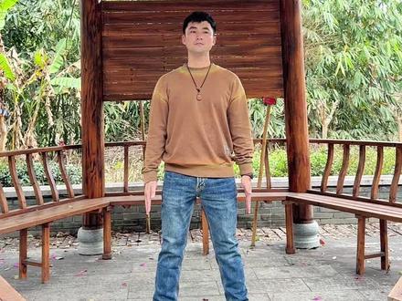 练习八部金刚功常见的排病反应,多是气血冲击病灶、排出病邪的正常表现,一般1–2周会缓解。
一、身体酸痛类(最常见)
- 肌肉/关节酸胀、疼痛(肩颈、腰背、四肢为主)
- 旧伤处(脚踝、腰、尾椎等)短暂复发疼痛
- 轻微发麻、发僵(多为气血疏通初期)
二、精力与情绪
- 乏力、嗜睡、哈欠多(身体在修复)
- 短期亢奋、失眠、多梦
- 情绪波动、烦躁、想哭(排郁气)
三、呼吸道与五官
- 痰多、咳嗽、流清涕/黄涕(排肺寒/肺热)
- 咽喉干痒、咽痛、口苦
- 流眼泪、眼干(排肝毒)
- 牙痛、头痛(多为短暂)
四、消化与排泄
- 打嗝、放屁增多(排浊气)
- 轻微腹泻、黑便、烂便、排便次数增加(排肠道湿毒)
- 腹胀、食欲忽增忽减
- 肝区短暂闷胀(疏通肝胆经)
五、皮肤反应
- 局部出疹、瘙痒、干燥、起红点(湿毒外排)
#八部金刚功 #张至顺道长