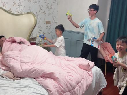 反击来的如此之快!#家庭搞笑日常 #居家欢乐日常 #亲子互动日常 #欢欢熙熙 #父子互动趣事