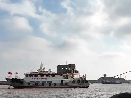 “救活人上岸,接遇难者回家”,这是全国人大代表郭文标坚持了43年的事。作为浙江省温岭市石塘海上平安民间救助站站长,郭文标15岁开始从事海上义务救助活动,到现在共救助2000多人。从渔民到全国人大代表,郭文标深知渔民们的所思所盼,积极为渔民群体建言献策,他希望所有的渔民都能“高高兴兴出海,平平安安回家。”(记者:陶冶、刘铭翔)#秀我中国#海上救援郭文标#代表委员在基层#2026全国两会 #媒体精选计划