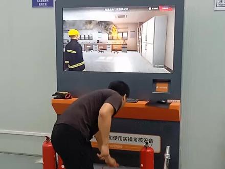 低压电工操作证公共科目灭火器的使用。固定类(白磷、樟脑丸、金属钠)灭火用沙土覆盖。#低压电工操作证#灭火器使用#金属D类 #热门