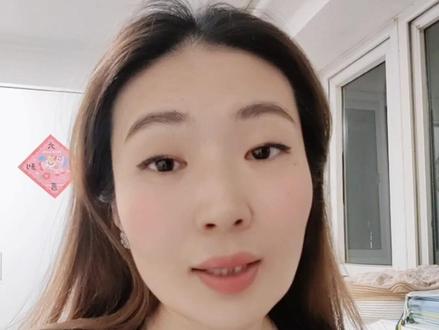 宽宽没能下手术台,我们能做什么 刷到网红小猫宽宽的新闻,真的哭死😭……一个简单的鼻泪管冲洗,5个月的小猫咪进去就再没出来。看着它进医院前信任人类的眼神,真的太难受了。
作为普通铲屎官,我们也许无法时刻陪在毛孩子身边。但宽宽的事件,像一记沉重的警钟,提醒我们宠物医疗背后可能被忽略的致命风险。
今天帮大家梳理了文章中提到的3个核心要点,希望能帮所有毛孩子家长避坑,也让我们更懂得如何保护它们👇
风险一:术前不签字,等于把毛孩子的命交出去
宽宽悲剧最核心的一点:医院擅自将“镇静”改为“全麻”,且未征得主人同意!
这告诉我们:
任何操作,都要白纸黑字。无论是洗牙、体检还是绝育,只要涉及麻醉或手术,必须有详细的术前协议。
方案有变,必须重新沟通。如果医生说需要调整方案(比如改麻醉方式),务必再次确认并签字。“知情同意” 是我们的权利,也是保护毛孩子的第一道防线。
风险二:麻醉不是“睡一觉”,过程规范是关键
文中提到,宽宽在手术中没有血氧、呼吸等生命体征监测,也没有吸氧。
这不是小问题! 麻醉意外是手术死亡的主要原因之一。规范的医院必须有全程监护(心电、血氧、呼吸),并有急救设备和预案。
我们该问什么? 手术前可以主动问医生:“术中会做哪些监护?有专门麻醉师或助理一直看着吗?出现意外怎么抢救?” 敢于清晰回答这些问题的医院,才更值得信赖。
风险三:赔只猫的钱?法院可能不答应
很多医院觉得“大不了赔只猫”。错!现在司法实践已有突破。
毛孩子不是“财物”。根据《民法典》,对于具有情感价值的特定物(如陪伴多年的宠物),若因医院重大过失致死,主人有权主张精神损害赔偿。
网红猫、繁育猫价值更高。像宽宽这样的猫,还有其商业价值(粉丝情感、繁育收益等),索赔金额可能远超我们的想象。
💡 给所有养宠人的行动指南:
术前“三必须”:必须签详细协议、必须了解麻醉方案、必须问清监护措施。
过程“要留心”:如果可以,尽量选择有术中监护设备并能提供监护记录(如视频、数据)的医院。
遇事“先冷静”:如果发生不幸,千万别先冲动。第一时间要做的是:要求封存并复印全部病历(包括麻醉记录、用药单据等),这是后续维权最重要的证据!
宽宽用生命敲响的警钟,我们每个人都应记在心里。希望所有毛孩子都能平平安安,也希望宠物医疗行业能因此更加规范。
#北京宠物律师 #宠物诊疗 #宠物医疗事故 #宠物价值 #记录封存