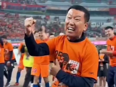 #费莱尼 #崔康熙 高燃谢场!为#山东泰山 有费莱尼这样的优秀外援和老崔这样的优秀教练感到开心。中超需要更多这样的外援和外教来实现进步,期待下个赛季#中超