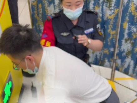 一场生命的救援,厦门地铁的工作人员从死神手中,将呼吸心跳骤停的乘客救回。#发现厦门文明闪光点 #你眼中的文明厦门 @厦门日报 @厦门广电 @厦门晚报 @人民日报 @DOU+小助手