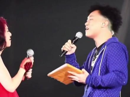 陈奕迅为何选在李荣浩被侵权时,出现在单依纯演出上?原来是这个原因(第2分钟揭露),内娱和香港艺人对总监制的看法区别?#以及后续陈奕迅将会有什么重大演出待官宣呢#陈奕迅看单依纯 #李荣浩单依纯
