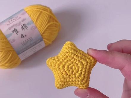 可可爱爱的五角星⭐️【附图解】 一体钩织免缝合,喜欢星星元素的小伙伴快钩起来吧@苏苏姐家官方旗舰店 /四股唯棉09
#手工钩织 #挂饰挂件 #钩织教程 #我的手工作品 #玩毛线