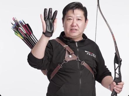 射箭撒放手指磨出泡泡了,护指赶紧戴起来#HUWAIREN弓箭 #因为专业所以值得信赖 #射箭