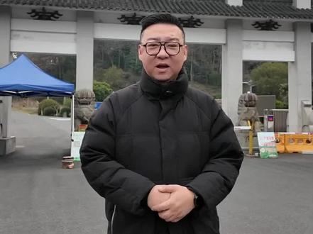 我这个视频吐槽一下平湖的九龙山森林公园,人很少,车位很空,还有烈士纪念碑,还有陵园,根本没必要收费,还是这个收费只针对我这个外地人呢?#寻找历史的痕迹 #展示你拍的城市风景 #用抖音记录人生 #平湖闲话 #随手拍