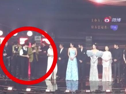 红毯c位的定海神针,李宇春没代表作稳站c位,赵丽颖获官方认可 #赵丽颖 #李宇春 #娱乐评论大赏