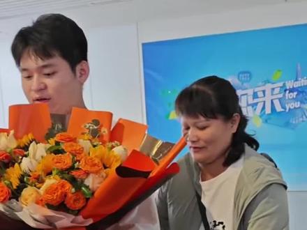 林诗栋载誉而归回到海南,妈妈现身接机,家乡人民热烈欢迎 #林诗栋
