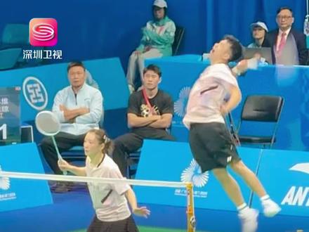 “雅思战欧皇”硬仗到来!郑思维再现连续杀球名场面 11月17日,全运会羽毛球“雅思组合”对战“欧皇组合”的硬仗对决堪称提前上演的决赛!现场观众直呼看不够!然而,欧烜屹/黄东萍(欧皇组合)在第三轮决胜局因伤退赛!郑思维/黄雅琼(雅思组合)直接晋级半决赛。#雅思组合晋级全运会4强 #第十五届全运会 #郑思维 #黄雅琼 #雅思组合