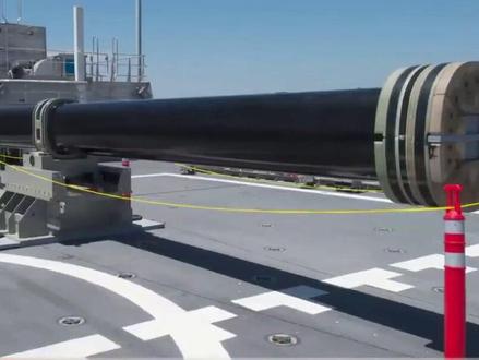 日本电磁轨道炮已经装舰,领先中国一步?号称可拦截高超音速导弹 日本近期在电磁轨道炮领域取得显著进展,其技术路径与中美差异化,更聚焦于小口径防空拦截。日本防卫省自2010年代中期启动研发,选择40毫米小口径轨道炮作为突破口,通过降低动能要和简化设计,成功解决轨道烧蚀难题,实现连续120次发射无损耗的关键突破。2023年10月,日本在“飞鸟”号试验舰上完成首次海上实射测试,声称“全球首次”,尽管中国海洋山舰早在2018年已进行类似测试但未官方宣布。该炮初速达2297米/秒,射程约50公里,计划2027年完成反舰型原型,2028年推出中口径防空版本,最终目标为20兆焦动能和200公里射程。