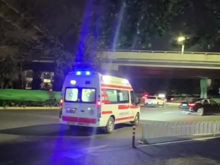 短短两个月,我痛失了爸爸妈妈。
2026年2月13号,我在贵州老家,亲手注销了妈妈的户口。
2026年5月6号,弟弟在云南文山,注销了爸爸的户口。
仅仅两个月,爸妈都不在了。
3月清坟,是爸爸最后一次为我们带路。
我以为这只是一次普通的挂清,
却不知道,他早已在悄悄告别。
他脾气暴躁,不善表达,
明明爱着我们,却总是说出最伤人的话,导致我们半生隔阂,
一辈子都在用自己笨拙的方式爱着我们。
我常常在想,是不是所有60年代的父亲,都是这般模样?
他们生在苦日子里,长在重压下,一辈子不懂怎么温柔表达爱。
他们没学过怎么说心疼、怎么说想念,
只会用硬邦邦的脾气、笨拙的行动、嘴硬的狠话,藏着最沉的牵挂。
明明心里疼孩子疼到骨子里,
嘴上却永远是咆哮、是大嗓门;
明明默默扛下家里所有风雨,
却从来不会软声软语问一句你累不累。
隔阂是真的,爱也是真的。
只是他们那一代人,爱得太笨拙,也太沉默。
直到失去他才明白,
原来那一次目送,就是永别。
可是,他却再也听不到我们的一句原谅和想念了。
#父母去人生只剩归途#想念天堂的爸爸妈妈#人生 #意外 #告别