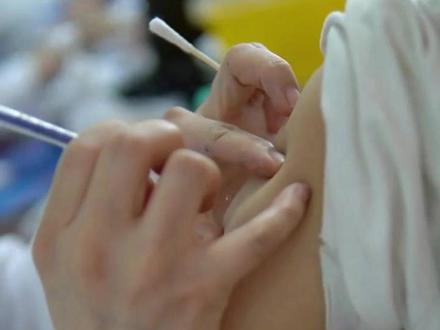 浙江一6岁男童被邻居带去顶替女孩打疫苗,男孩母亲倒查监控竟发现半年前也打过,对方甚至为避免被人看出,把男孩扮成女孩模样。男孩母亲:目前已报警,已按故意伤害立案。当地卫生健康委:已关注,具体情况需进一步核查。#最新消息 #官方回应 (编辑:吴姝霖 张研(实习))