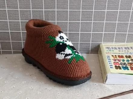 八字版中邦棉鞋国宝熊猫款教程1,迟来的教程让家人们久等了,谢谢你们的不离不弃,也更感谢你们默默的支持,鼓励我。今天我们来更新熊猫款教程,希望你们能够喜欢#爱生活爱编织 #教程分享