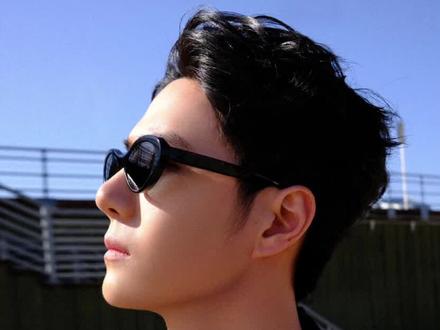 王一博海外之行热度高,权志龙晒同框照片,香奈儿放压轴特写#权志龙王一博同框 #王一博香奈儿品牌形象大使 #王一博