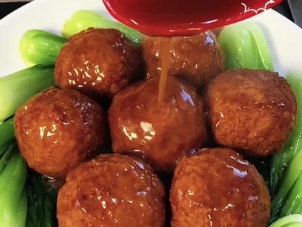 只有过年妈妈才会做的红烧狮子头,寓意好,还好吃,过年比吃~#抖音美食创作者 #年夜饭 #家的味道