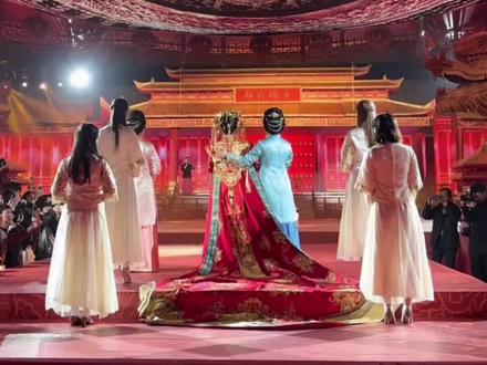 大家好,我是糖果姐!我们团队今天来到福州会展中心,来策划见证长乐华港集团郑府1700人婚礼。
郑府以一场中式婚礼,承载家族底蕴,开启新一代的传承与接力。一起点点赞,沾沾喜气。
#福建婚礼
#中式婚礼
#福州婚礼
#长乐婚礼
#华港集团