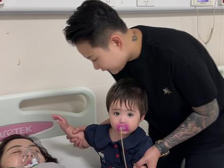 我这两天正准备给小桃转院,女儿来看她,感觉她眼睛动了@小桃(分享生活)