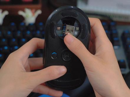 当你的无线鼠标接收器卡在底槽里,拿不出来怎么办?#罗技gpw #罗技鼠标