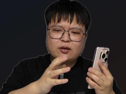 荣耀Power究竟有没有那么好?实测来了! 荣耀新发布的荣耀 Power 手机,堪称 2.5K 以内的续航之神。在众多友商还在努力优化手机续航的时候,荣耀 Power 直接搭载了 8000mAh 的大容量电池,仿佛买手机还附赠了一个充电宝。
一、续航与充电
如此大的电池容量,很多人会担心充电速度。然而,荣耀 Power 配备了 66万 有线快充,在低电量时,一小时内充满电毫无问题。更令人惊讶的是,它在拥有大电池的同时,还做到了轻薄,让人不禁好奇是如何实现的。
二、屏幕与音效
屏幕方面,荣耀 Power 保持了荣耀旗舰的规格。定制的 6.78 英寸 OLED 绿洲 1.5K 护眼屏,最高峰值亮度达 4000 尼特,支持 3840 高频 PWM 调光和超动态身材显示,在 2.5K 以内的手机中,屏幕处于第一梯队。同时,荣耀实现了 300% 大音量扩展算法,增强了影音的空间感,保证了良好的观影体验。
三、性能与网络
处理器搭载骁龙 7Gen3,性能等同于骁龙 888,内存规格有 8+256G、12+256G 以及 12+512G 可选。在王者荣耀高画质、120 帧特效拉满的情况下,平均帧数约 102 帧,功耗仅 4.3W 。此外,它搭载了荣耀自研射频增强芯片 C1+,能够克服各种弱网环境,为游戏和观影体验保驾护航。同时,双频 GPS 的配置能够精准定位,在复杂道路环境下帮助用户少走冤枉路。
四、拍照能力
拍照上,前置为常规的 1600 万像素摄像头,后置则搭载了 5000 万像素大底、1:1.5 六英寸大底传感器、f 1.95 光圈,支持四像素合一技术,等效像素尺寸为 2.0,并且具备光学防抖功能。在荣耀自研拍照算法的加持下,夜景拍摄表现出色。
荣耀 Power 在续航、屏幕、性能、网络以及拍照等方面都有着不错的表现,性价比极高。如果用户不太追求极致的游戏性能,更在乎续航、定位准确性和信号强度,那么荣耀 Power 绝对是一个不二之选。如果你对这款手机还有其他疑问,或者想了解更多手机产品,欢迎在评论区留言,咱们下期再见!#荣耀 #荣耀power #数码科技 #手机评测 #macgicos