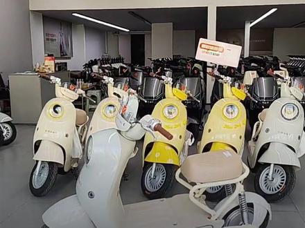 #凤观NEWS 12月3日消息,“新国标”电动自行车上市,遭卖家和顾客集体吐槽;顾客,安全性考虑了,实用性怎么办?车行老板“灵魂拷问”:哪有消费者愿意买这种的。#新国标电动车 #电动自行车 #实用性