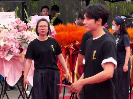 《恰逢春》开机仪式现场|董思成、邓恩𤋮 #董思成 #邓恩熙 #横店影视城 #我在横店走花路